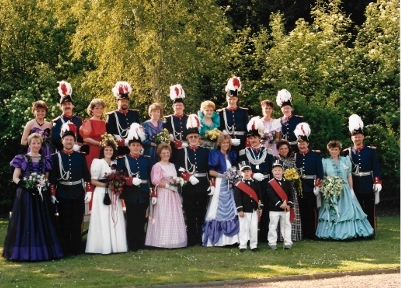 3. Gruppenbild 1989 mit Hofdamen 494x640