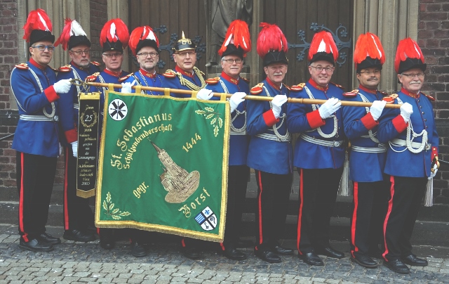 9. Leutnantgruppe mit Fahne 2019 640x404